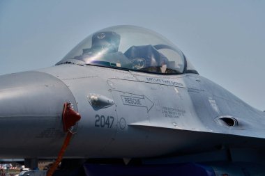 Birleşik Devletler Hava Kuvvetleri F-16 avcı uçağının kokpiti. 17 Haziran 2023 tarihinde Pratica di Mare (Pomezia) askeri havaalanında bulunan Hava Kuvvetleri 'nin yüzüncü yılı uçakları).