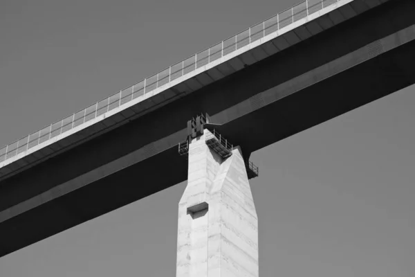 stock image Top part of a tall pylon that supports the viaduct of a major road communication route in the province of Avellino (Italy). Photo in black and white.