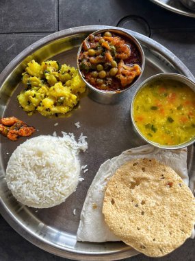 Maharashtrian Sağlıklı Gıda Thali