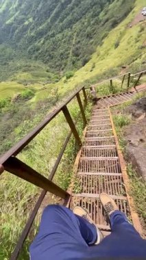 Muhteşemliğin sınırında duruyorsun! Dağ zirvesinden nefes kesici görüntüler.