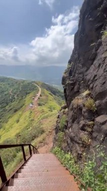Kenardan nefes kesici dağ manzarası! Büyüleyici manzarayı seyrederken bana katılın ve anı yakalayın..