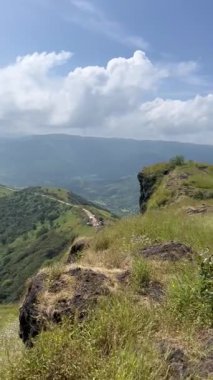 Görkemli bir dağın zirvesinden panoramik manzara nefes kesici bir manzara ve çarpıcı doğal güzellik..