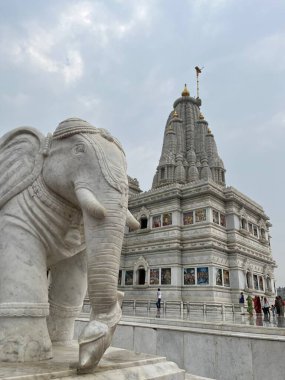 Vrindavan 'da Radha ve Krishna' ya adanmış muhteşem bir tapınak olan Prem Mandir 'in ilahi güzelliğini tecrübe edin. Çarpıcı mimariye ve dingin çevreye hayran kaldım. Prem Mandir, Vrindavan, Uttar Pradesh.