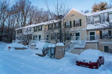 Kışın karlı bir günde gün doğumu.