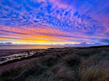Anglesey, Kuzey Galler 'deki haç ve deniz fenerinin manzarası
