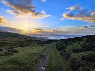 Anglesey, Kuzey Galler 'deki haç ve deniz fenerinin manzarası