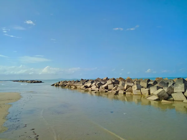 Breakwater Playa Pasir Padi Pangkalpinang Hermoso Cielo Azul Fondo Naturaleza — Foto de Stock