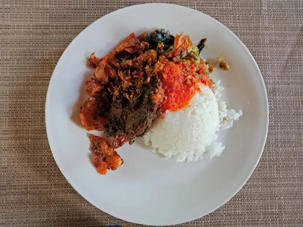 Nasi Padang Padang Rijst Rijst Met Rundvlees Rendang Aardappel Chips — Stockfoto