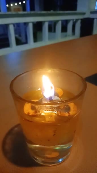 Запалити Свічку Вночі Невеликій Скляній Чашці — стокове відео