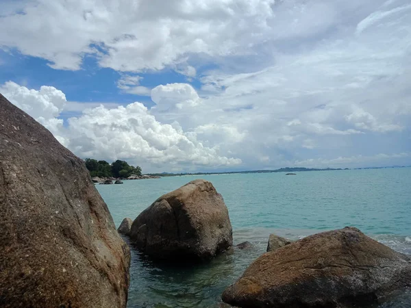 Гранитные Камни Чистая Морская Вода Пляже Турун Абан Остров Бангка — стоковое фото