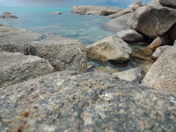 邦卡岛Turun Aban海滩的花岗岩石和清澈的海水 — 图库照片