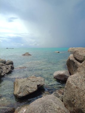 Bangka Adası 'ndaki Turun Aban sahilinde granit taşlar ve berrak deniz suyu.