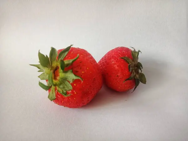 Beyaz gri izole arkaplanda taze görünen kırmızı çilekler..