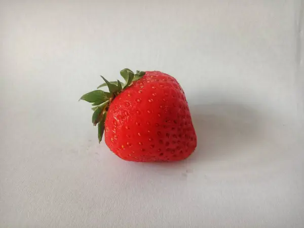 Beyaz gri izole arkaplanda taze görünen kırmızı çilekler..