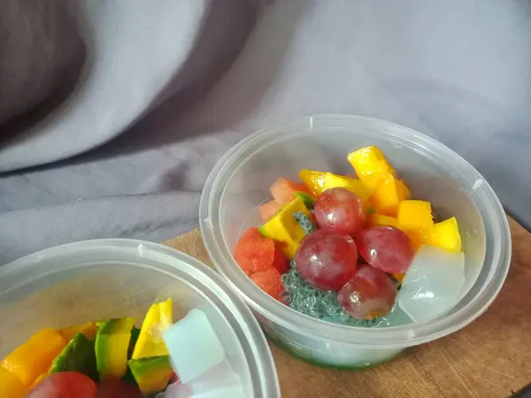 Ximilu tatlısı Hong Kong 'dan taze meyve buzudur. Çeşitli meyveler, sago incileri ve taze soslarla harmanlanır..