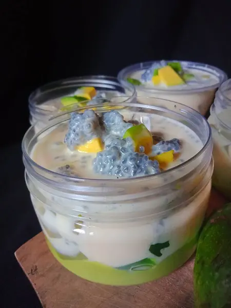 Lezzetli avokado sütlü peynir. Kalın süt sosundan, krem peynirden, avokado püresi, avokado dilimleri ve fesleğen tohumlarıyla kaplı.