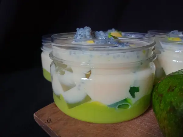 Lezzetli avokado sütlü peynir. Kalın süt sosundan, krem peynirden, avokado püresi, avokado dilimleri ve fesleğen tohumlarıyla kaplı.