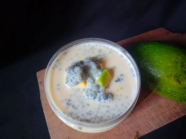 Lezzetli avokado sütlü peynir. Kalın süt sosundan, krem peynirden, avokado püresi, avokado dilimleri ve fesleğen tohumlarıyla kaplı.