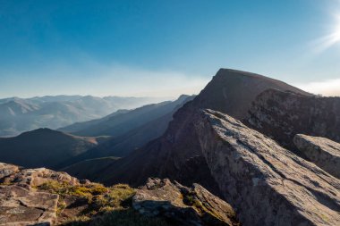 Bidarray 'de bir kış günü ve üzerlerinde biraz sis vardı.