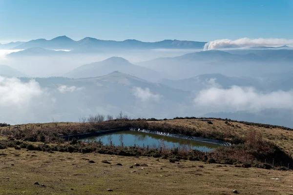 Montaña Rhune Ascain Con Una Presa Agua Con Más Montañas — Foto de Stock