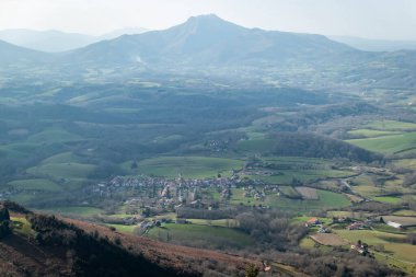 Bask Bölgesi 'ndeki Ainhoa kasabasının panoramik manzarası