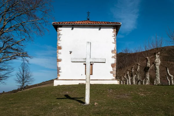 バスク地方のアイノホアの白いとげの聖母のクルーズとチャペル — ストック写真