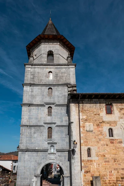 バスク地方のアインホアにおける聖母教会の塔の側面図 — ストック写真