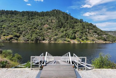 Carrazeda de Ansiaes 'in Saint Lawrence şehrinde Tua nehrinde bir rıhtım.
