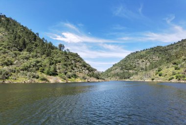 Dağlar ve mavi gökyüzü arasında, Saint Lawrence Tua nehri