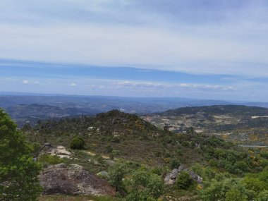 Tepeler ve dağlar mavi bir gökyüzünde 