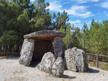 Vilarinho da Castanheira 'daki Anta ya da Pala da Moura, büyük taşlardaki Megalitik anıt.