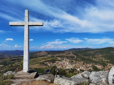 Linhares de Ansiaes köyüne bakan bir tepenin tepesinde, Portekiz 'de güzel mavi bir gökyüzü gününde.