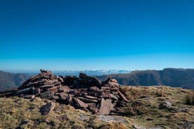 Fransa 'nın Bask ülkesindeki Artzamendi dağının tepesine küçük taşlardan bir barınak inşa edildi.