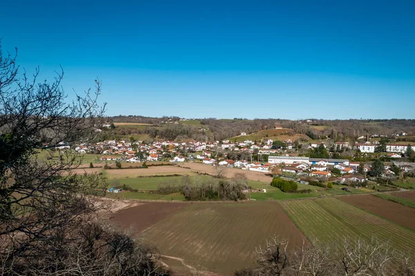 Fransa 'nın Bask ülkesindeki Cambo les Bains kasabasının panoramik manzarası