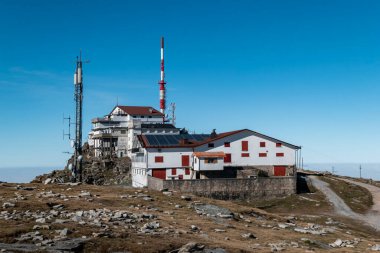 Fransa 'nın Bask Bölgesi' ndeki La Rhune dağının tepesindeki bazı evler.