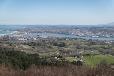 İspanya 'nın kıyı kenti Irun üzerinde Fransa' nın Hendaya sınırı boyunca panoramik manzara