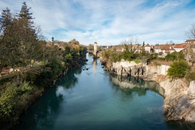 Orthez şehrinde bulunan Adour Nehri 'nin merkezinde Fransa' da bir kule bulunan bir köprüsü var.