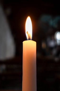 Siyah Arkaplan Karşısında Yanan Mum