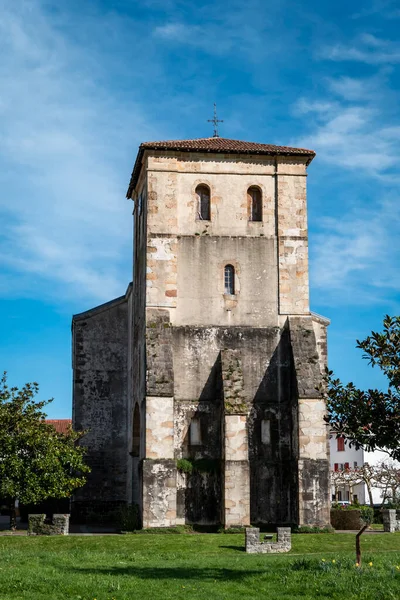 フランスのバスク地方のサン ピエール教会のファサード Pee Sur Nivelle — ストック写真