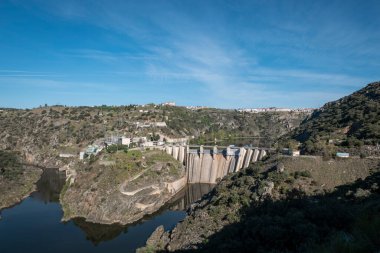 Tepeler ve dağlar arasında, Tras os Montes 'teki Miranda do Douro hidroelektrik barajı.