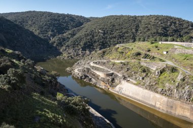 Portekiz 'in Tras os Montes şehrinde nehre giriş yolu olan Miranda do Douro barajının yanındaki Douro nehri.