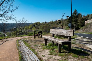Miranda do Douro, Portekiz 'de bir yolun yanında iki ahşap bank.