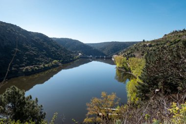 Tepeler ve dağlar arasında, Portekiz, Tras os Montes 'teki Douro Nehri ve Miranda do Douro hidroelektrik barajı