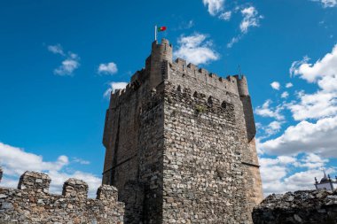 Portekiz 'deki Braganca kalesi veya duvarlı köy içindeki kale kulesi