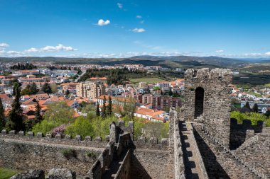 Braganca şehrinin duvarlı köy veya Braganca kalesinden panoramik manzara