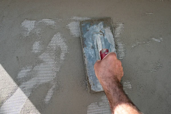 Trabajador Poniendo Cemento Con Una Paleta Pared Para Enlucir Pared — Foto de Stock