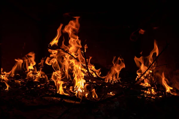 Płonące Drewno Opałowe Dużymi Płomieniami Ciemnym Tłem — Zdjęcie stockowe