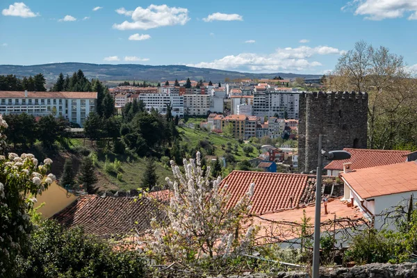 Braganca şehrinin bir kısmının panoramik görüntüsü Portekiz 'deki Braganca kalesinden veya duvarlı köyden