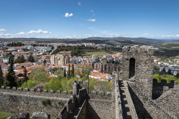 Braganca şehrinin duvarlı köy veya Braganca kalesinden panoramik manzara