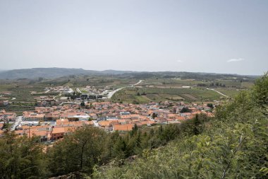 Portekiz 'in Tras os Montes kentindeki Vila Flor köyünün panoramik manzarası, Lapa Leydisi' nin bakış açısından